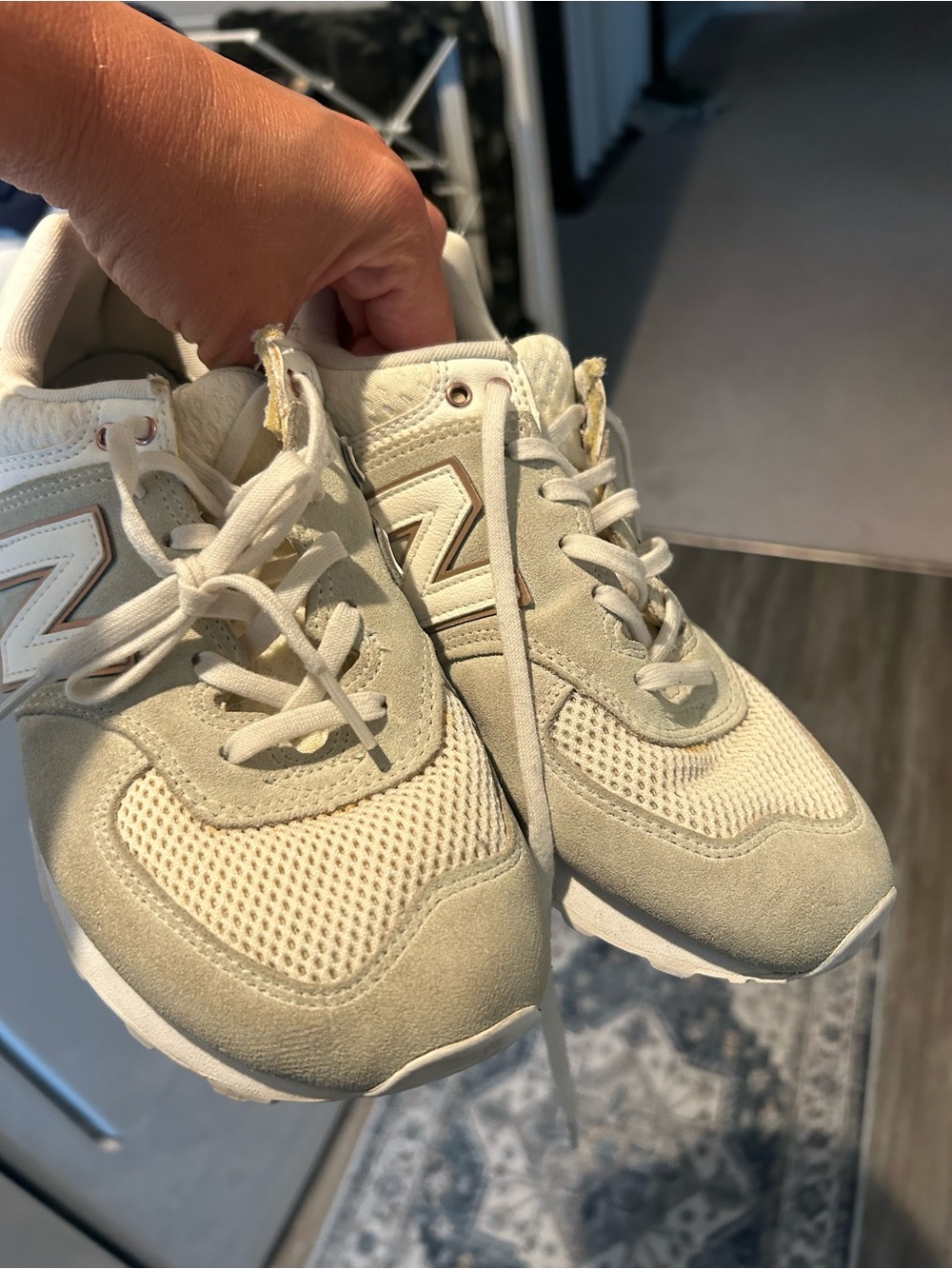 574 sneakers featuring a prominent rose gold metallic heel - Picture 5 of 5